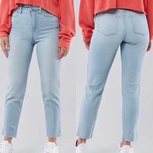 Hollister 25x29 Ultra High-Rise Mom Jeans